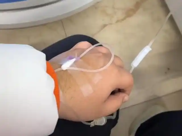 小伙去医院输液,女朋友睡病床他在一旁坐,网友:不知如何安慰你