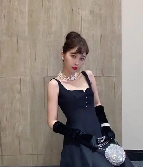 虞书欣改变穿衣风格了穿黑色连衣裙配高跟鞋富婆范儿十足