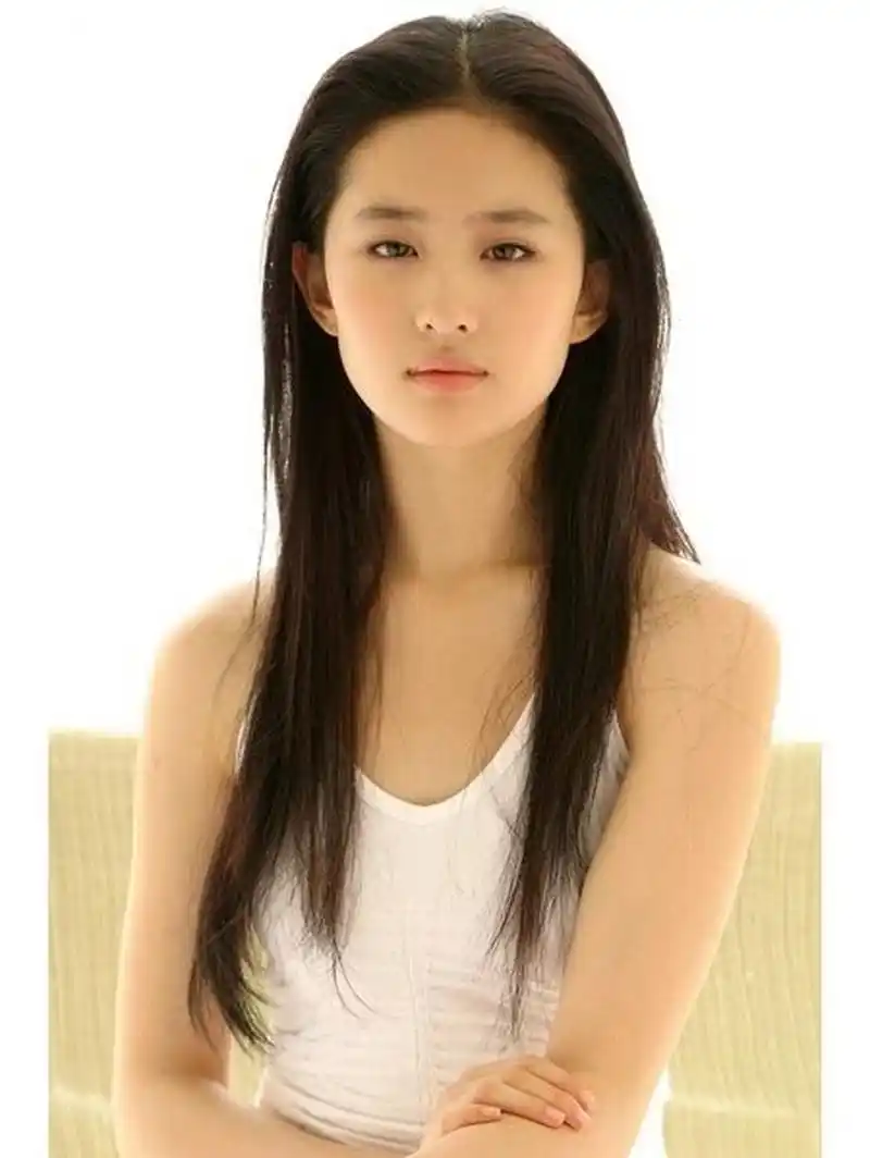 刘亦菲早期写真 刘亦菲早期写真,记得曾经还有过这样的贴纸,当时贴的