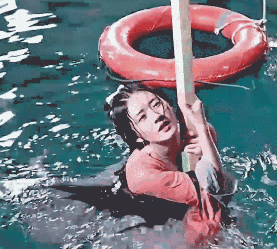 赵露思程少商落水记视频#月升沧海的落水戏花絮来了,三年没有游泳的