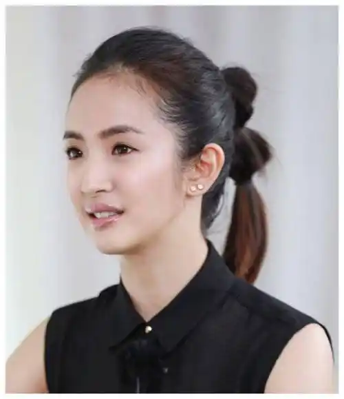 林依晨脸型很小,适合露出额头. 刘海没有剪齐.