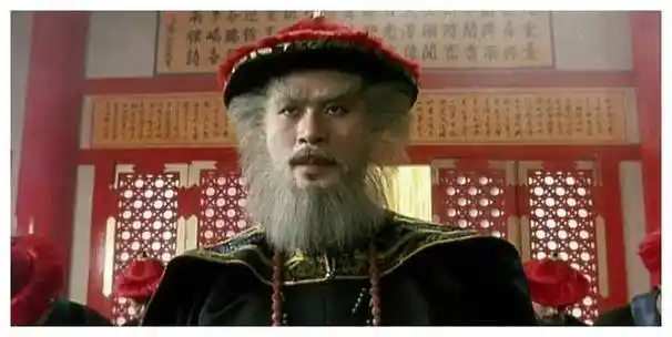 徐锦江在周星驰电影《鹿鼎记》中扮演的鳌拜给观众留下了深刻印象.