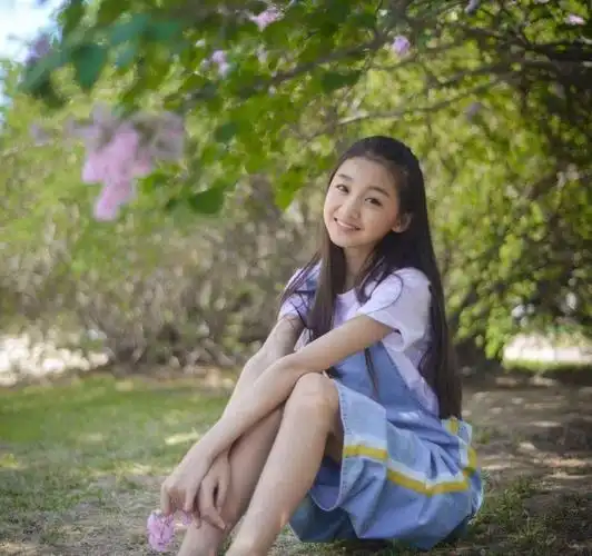 出生于2005年的曲芷含外表清新秀气,她还曾经参加过《中国新声代》