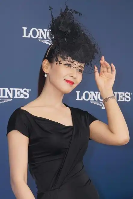 刘涛一身黑礼服尽显高贵配合浓妆上镜有点英国贵妇的味道了