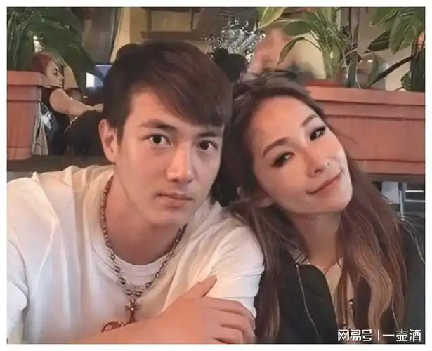 萧亚轩16岁男友宣布迎娃黄皓晒宝宝脚丫照片意外惊喜