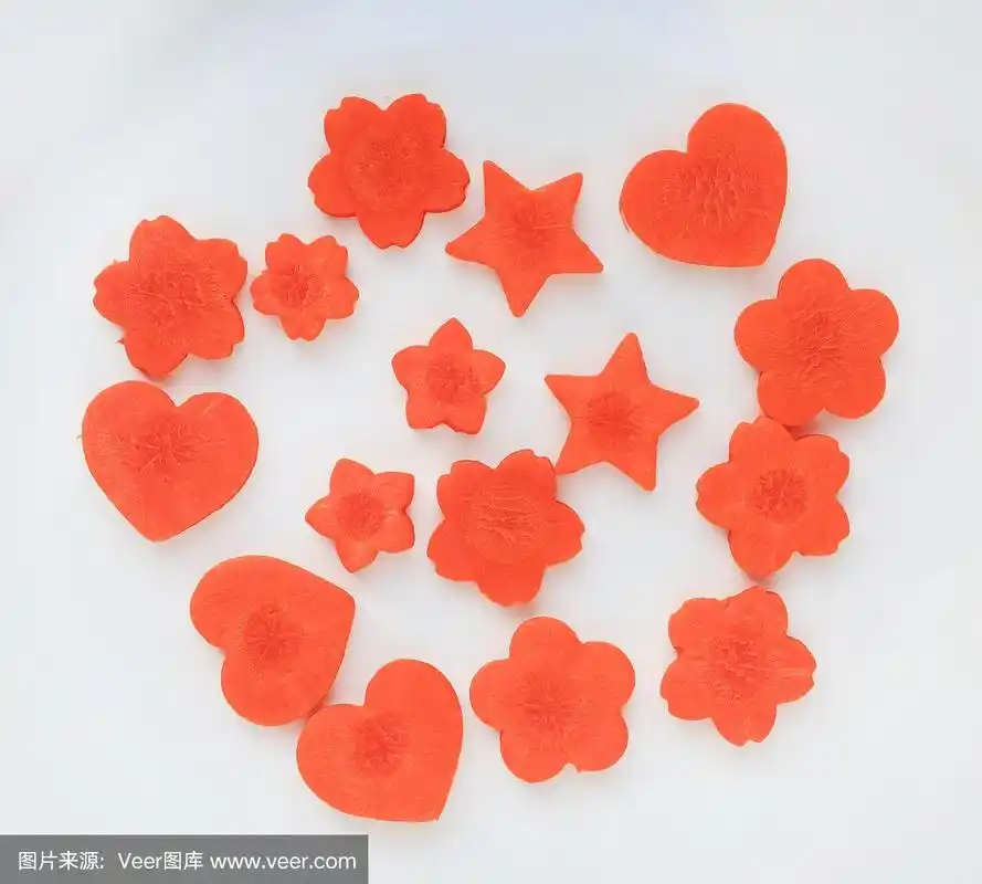 胡萝卜切成心形,白色背景上有樱花和星星的形状.