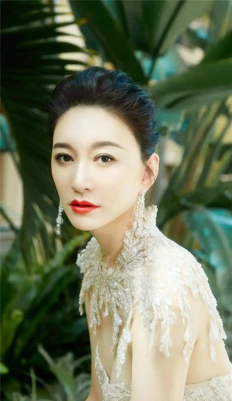 原创李小冉44岁白富美身材不走样红毯造型时尚亮眼气质出众