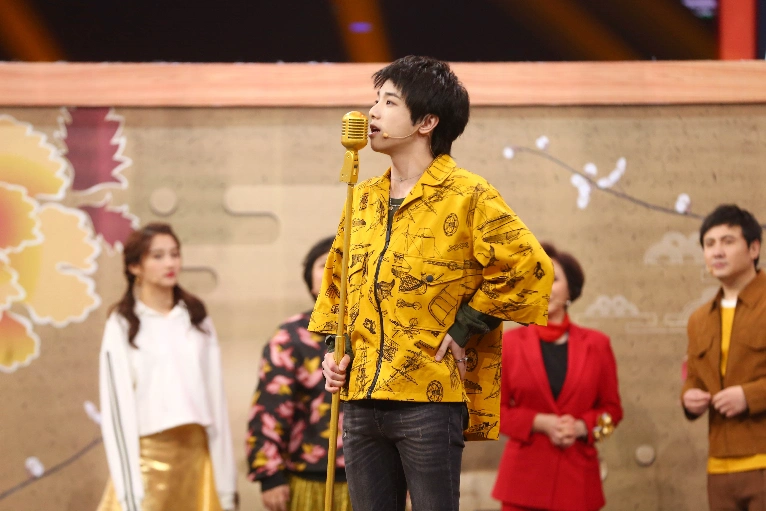 华晨宇舞台吊威亚,落地瞬间一个意外,让全场的人惊慌失措