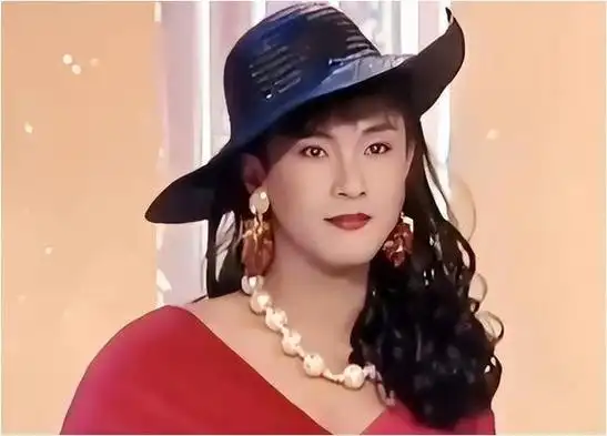 男性角色,显然比让体形较为魁梧,骨架宽大的男性扮演女装更为自然流