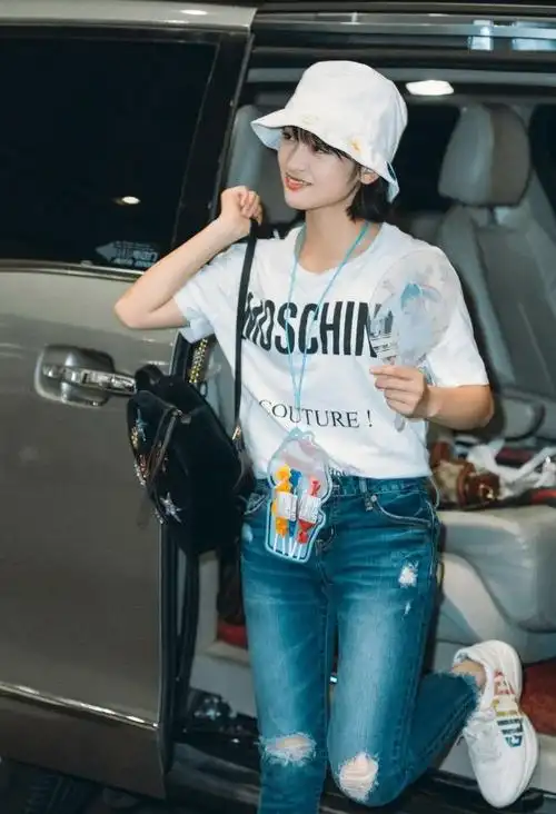 沈月这套装备也是醉了,手里拿着扇子和挂着吊牌,像组团旅游的