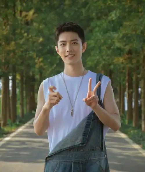 男明星寸头造型,肖战陈伟霆很野,最后一位却像是犯了罪|发型|短发