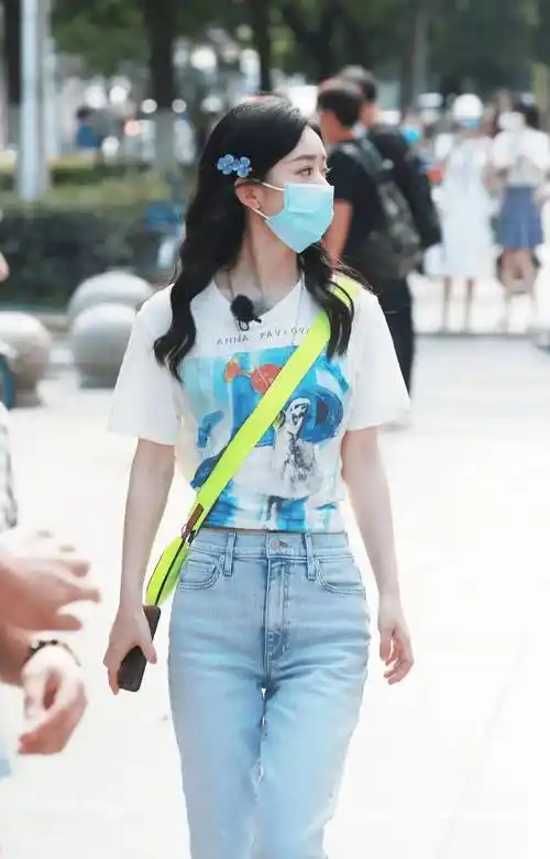 赵丽颖的长相非常有少女感,身高也不算是非常高挑的类型,加上身材骨架