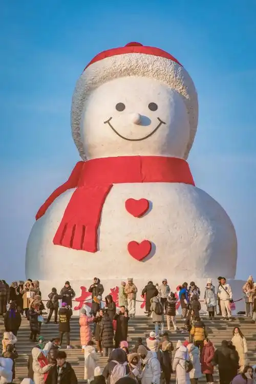 初六我在尔滨迎龙年丨同框网红大雪人有趣有盼福满门