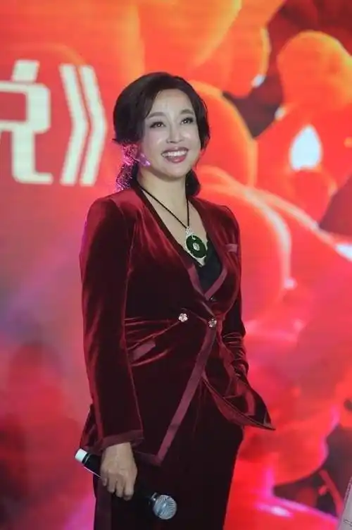 刘晓庆穿西装都挑贵的,全红丝绒套装配翡翠,身材富态还挺有范_女生