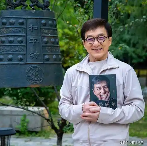 成龙平时通过染发掩盖了他的年龄现状,这才让我们以为成龙依旧"duang"