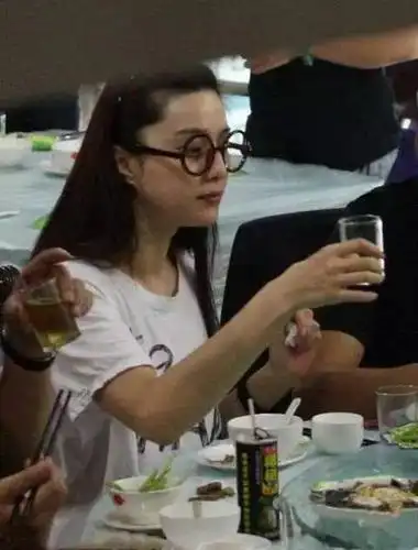 范冰冰素颜参加剧组聚会, 不喝啤酒只喝水, 李晨眼睛都亮了