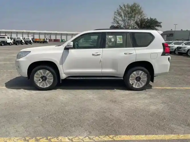 金经理 170-8226-9888(同微信)2022款丰田霸道4000中东版前脸采用了