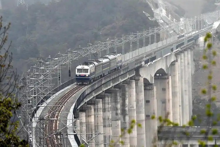 动态检测列车行驶在金台铁路台州市仙居县境内的线路上(2021年3月18日