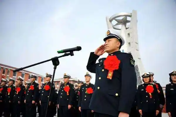 三期士官退伍拿80万而是看你是否服役满十年