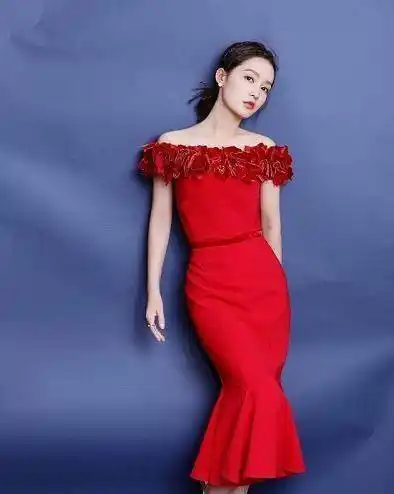 出李沁的身材曲线,纤细的裙子设计特别纤细,柔韧,虽然礼服是红色的,但