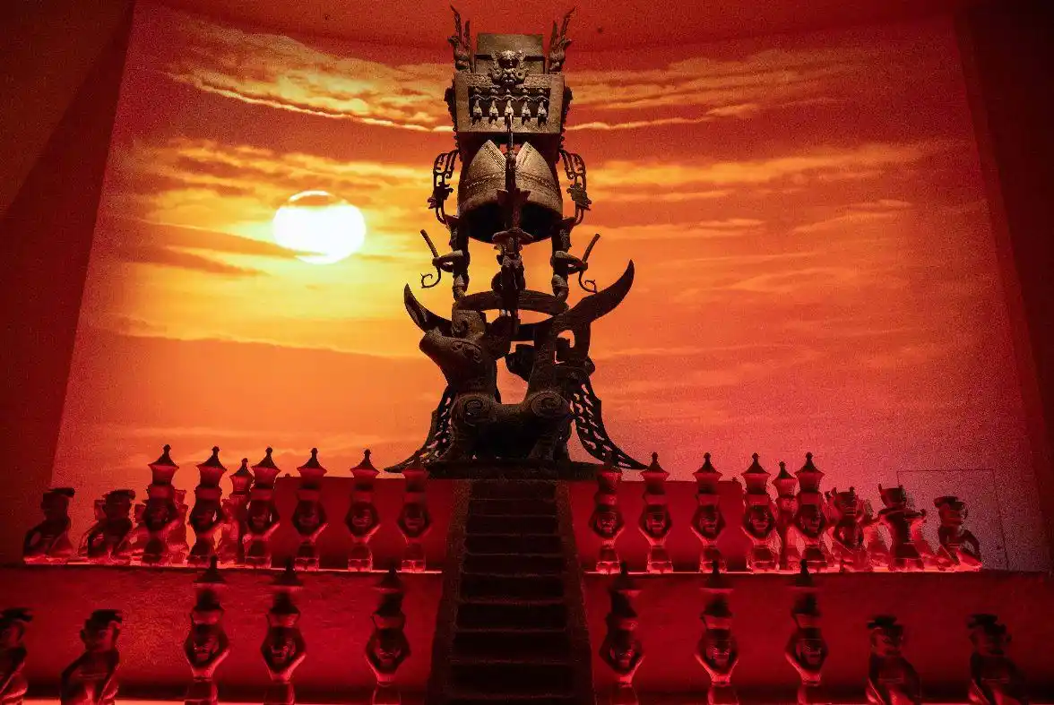 下面我们通过一张照片,来看一下三星堆博物馆模拟的古蜀人祭祀时的