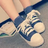 穿银光鞋女生头像 穿发光鞋的女生头像