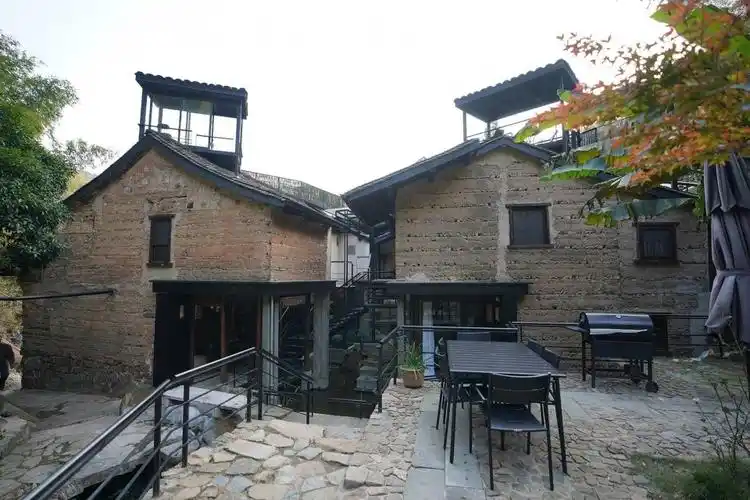 把农村夯土老房子改造成这样还真挺不错的!