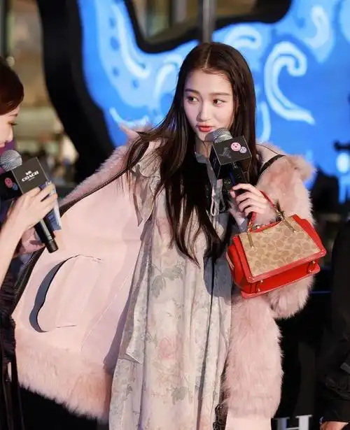 气温30°,关晓彤穿貂皮大衣现身上海,绑小辫露浅笑呆萌可爱