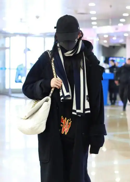 关晓彤竟变成"人形种草机"高个儿妹妹必入她的这款香奈儿包包