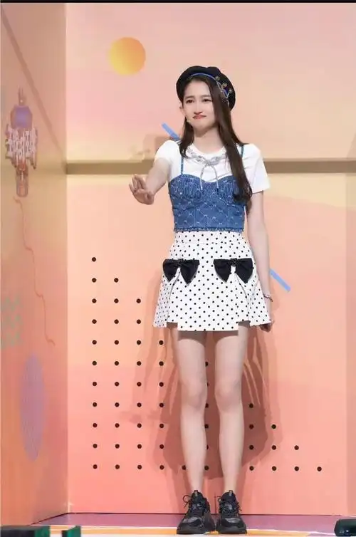 王牌对王牌中,关晓彤不同的装扮,同样的可爱_网易订阅