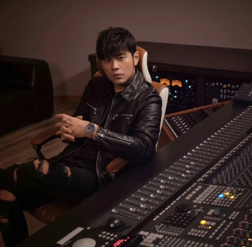 周杰伦深夜弹钢琴粉丝担心会吵到邻居他的回应豪气到不敢想象