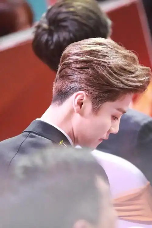 191206鹿晗栗子同款发型话题上热搜鹿晗可爱后脑勺发量优越