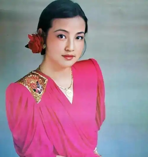 刘晓庆无论是颜值还是身材都无可挑剔,她的事业一直风光无限,年轻时更