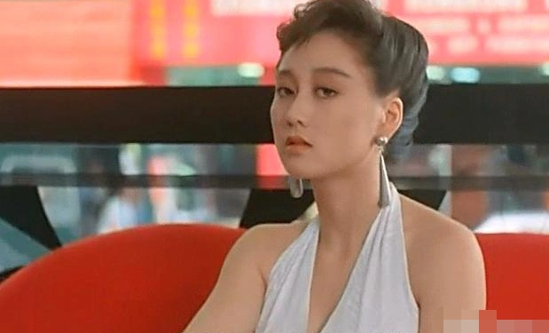 李连杰老婆利智在餐厅吃饭单看她的背影就让人过目不忘