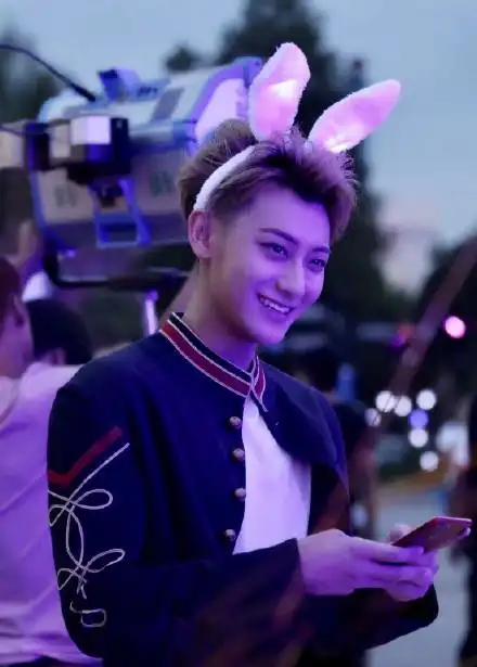 黄子韬兔耳朵居然有点.萌!期待下期创造101!_新浪看点