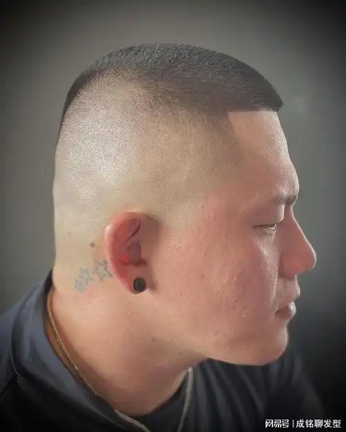 到了中年后,为什么很多人都"剃光头",看这三点你就明白缘由了