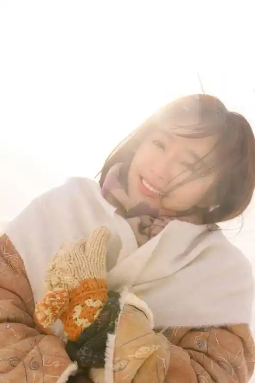 秦岚冬季小鸟依人写真图片唯美似少女阳光笑容尽显美态