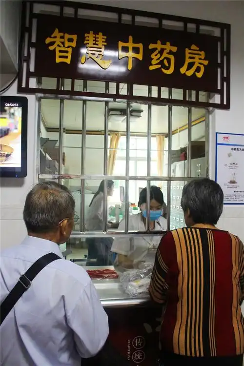 我院智慧中药房昨日正式启用一冲就能饮解决你苦苦煎药的烦恼