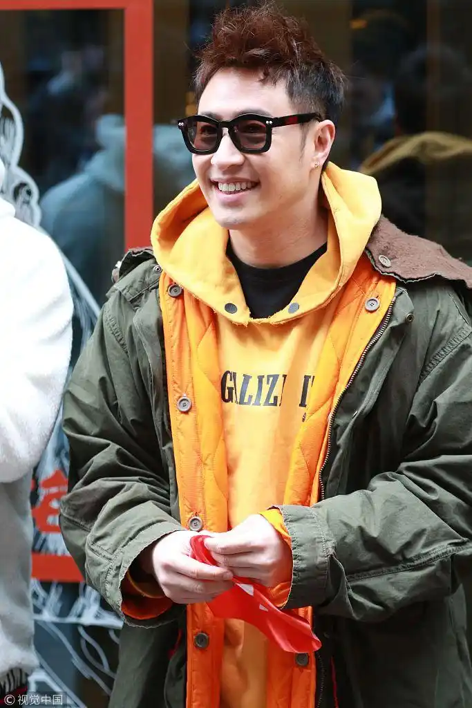潘玮柏墨镜遮面微笑.