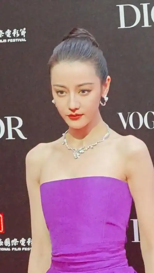 迪丽热巴一身紫色抹胸长裙如异域女神降临