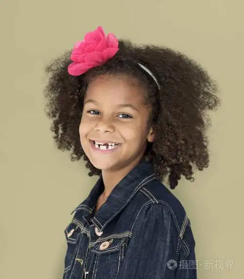 可爱的非洲孩子的典型黑人头发