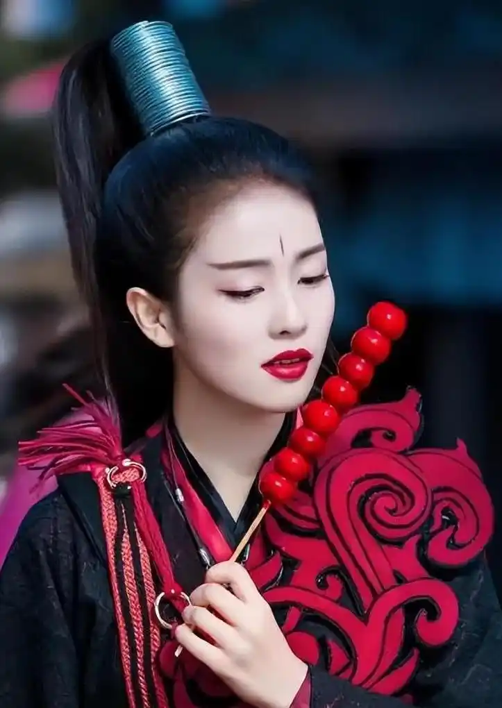 侠女发型典范:古装武侠剧中的高马尾风采 古装武侠剧里,高高挽起的