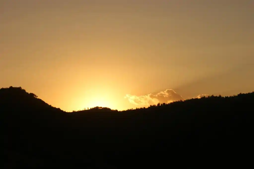 夕阳西下,一张从面临的山上看到的日落的照片.