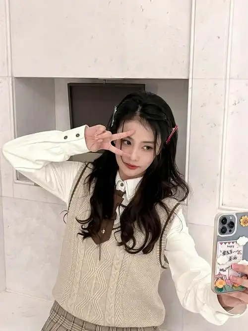 白鹿晒学院风写真 清新甜美元气十足