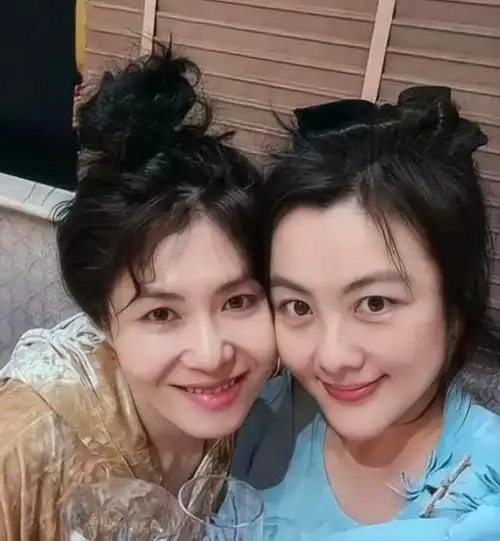 李健44岁妻子孟小蓓罕见露面结婚20年始终坚持丁克后悔了吗