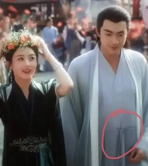 一种中年油腻男的感觉扑面而来,特别是他的大肚腩,很容易出戏.