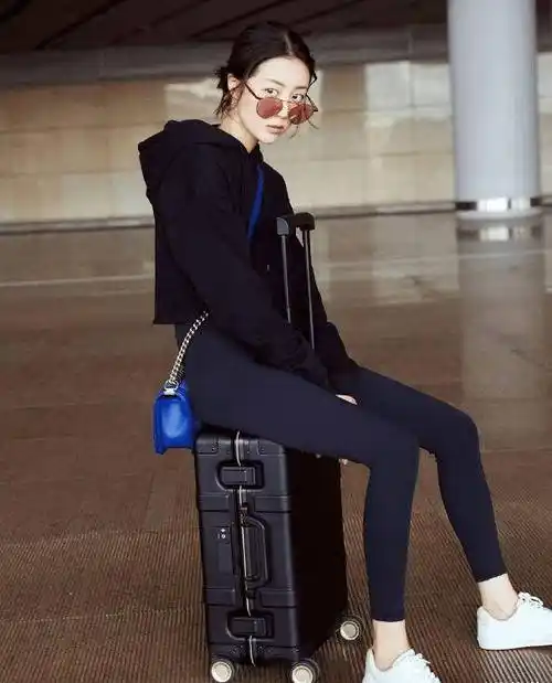 李溪芮挑战打底裤外穿,84斤的腿也太细了,生图也"抗打"_造型_身材