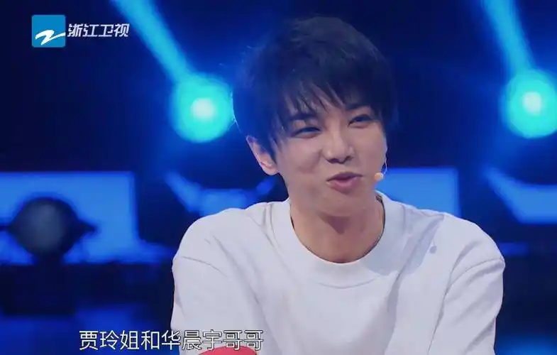 有种"避嫌"叫华晨宇,当和关晓彤做同桌时,有谁注意两人距离?