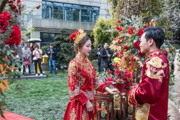 户外中西结合式 红色系婚礼