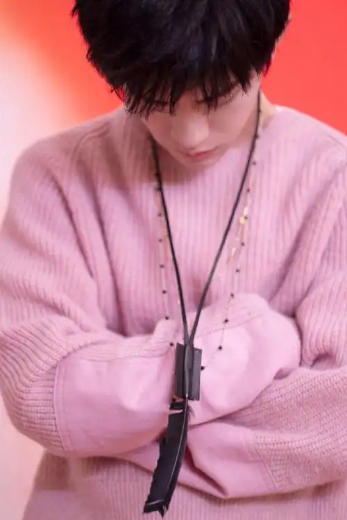 易烊千玺新歌微醺感##易烊千玺粉色毛衣生日写真